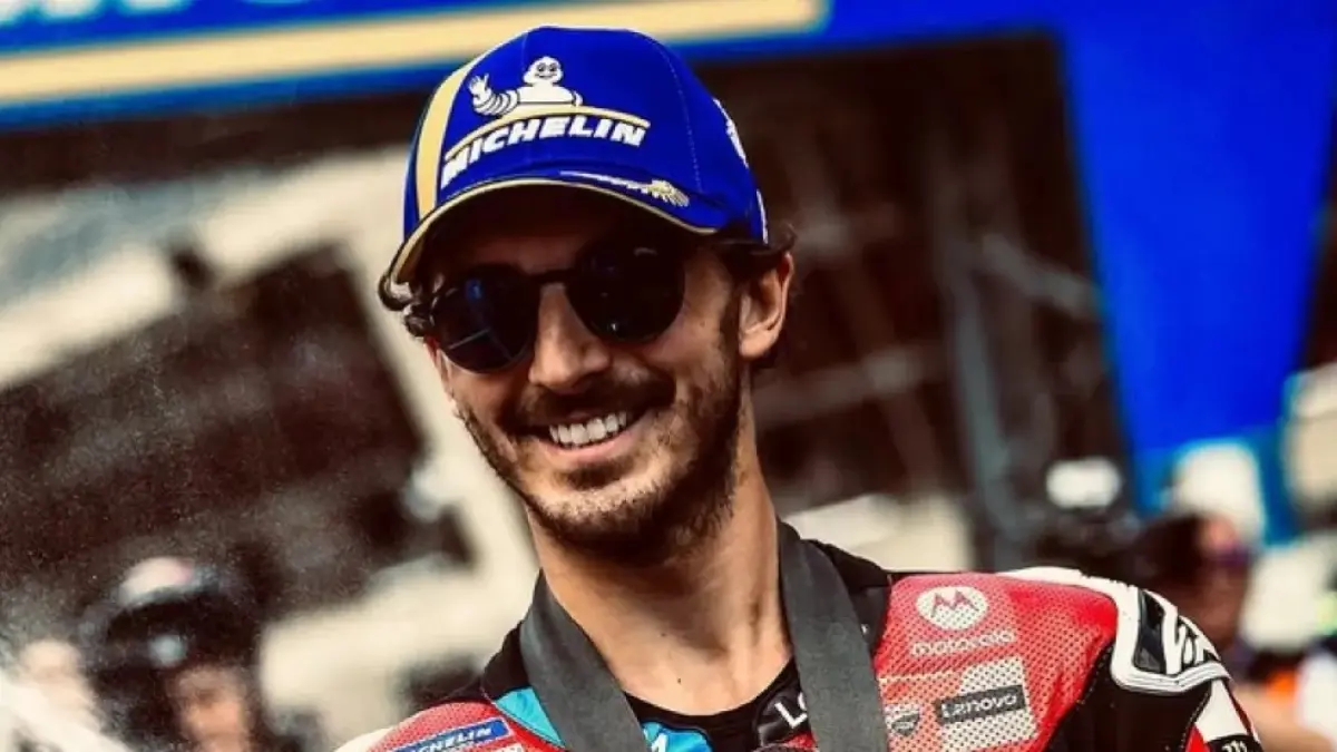 Pecco Bagnaia gagal finis di MotoGP Prancis 2026 setelah terjatuh saat memburu Marco Bezzecchi. (JawaPos.com)