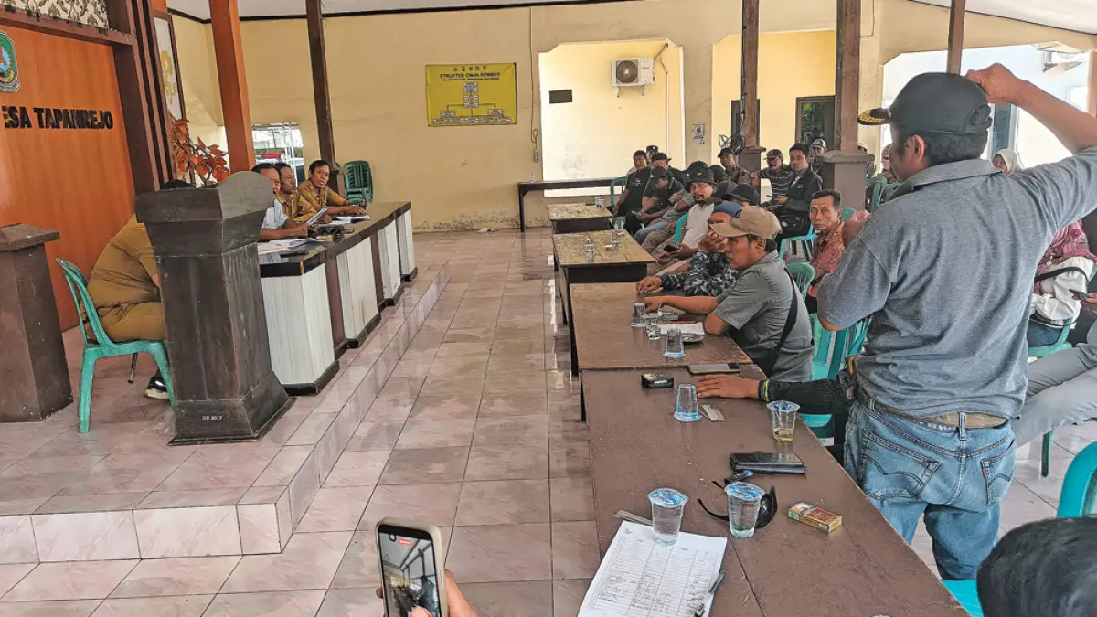 Puluhan warga mendatangi kantor Desa Tapanrejo untuk memastikan proses penjaringan BPD berjalan transparan Senin (11/5). (Zamrozi Wahyu/Radar Banyuwangi)