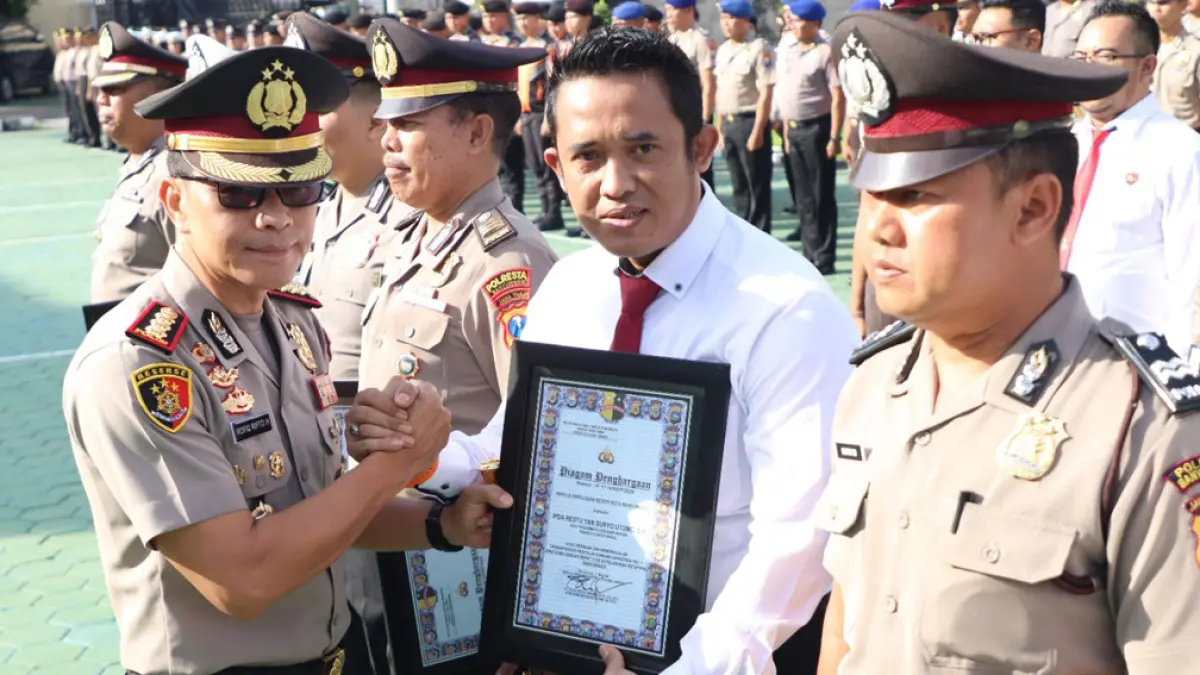 REWARD: Kapolresta Kombespol Rofiq Ripto Himawan menyerahkan penghargaan kepada Kanit Reskrim Polsek Banyuwangi Ipda Restu Yan Suryo Utomo yang telah berhasil mengungkap peredaran sabu-sabu dengan barang bukti 2 kg. (Humas Polresta Banyuwangi)