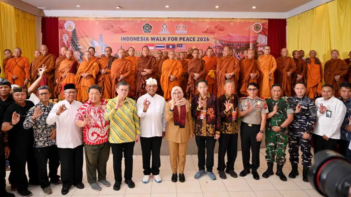 SINGGAH DI KLENTENG: Bupati Ipuk Fiestiandani, Forkopomda, dan tokoh lintas agama ikut menyambut kedatangan 56 Biksu di TITD Tik Liong Tian, Rogojampi. (Ramada Kusuma/Radar Banyuwangi)