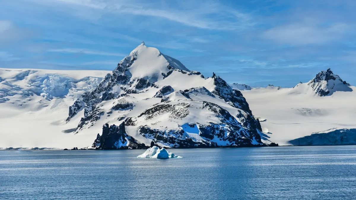 Studi terbaru mengungkap penurunan drastis es laut Antartika dipicu panas laut dalam dan perubahan atmosfer. (Pexels/Frans van Heerden)