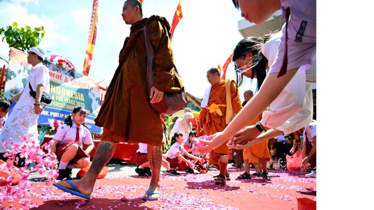 TABURKAN BUNGA MAWAR: Siswa sekolah ikut menyambut kedatangan para Biksu di Tempat Ibadah Tri Dharma (TITD) Tik Liong Tian, Rogojampi. (Ramada Kusuma/Radar Banyuwangi)