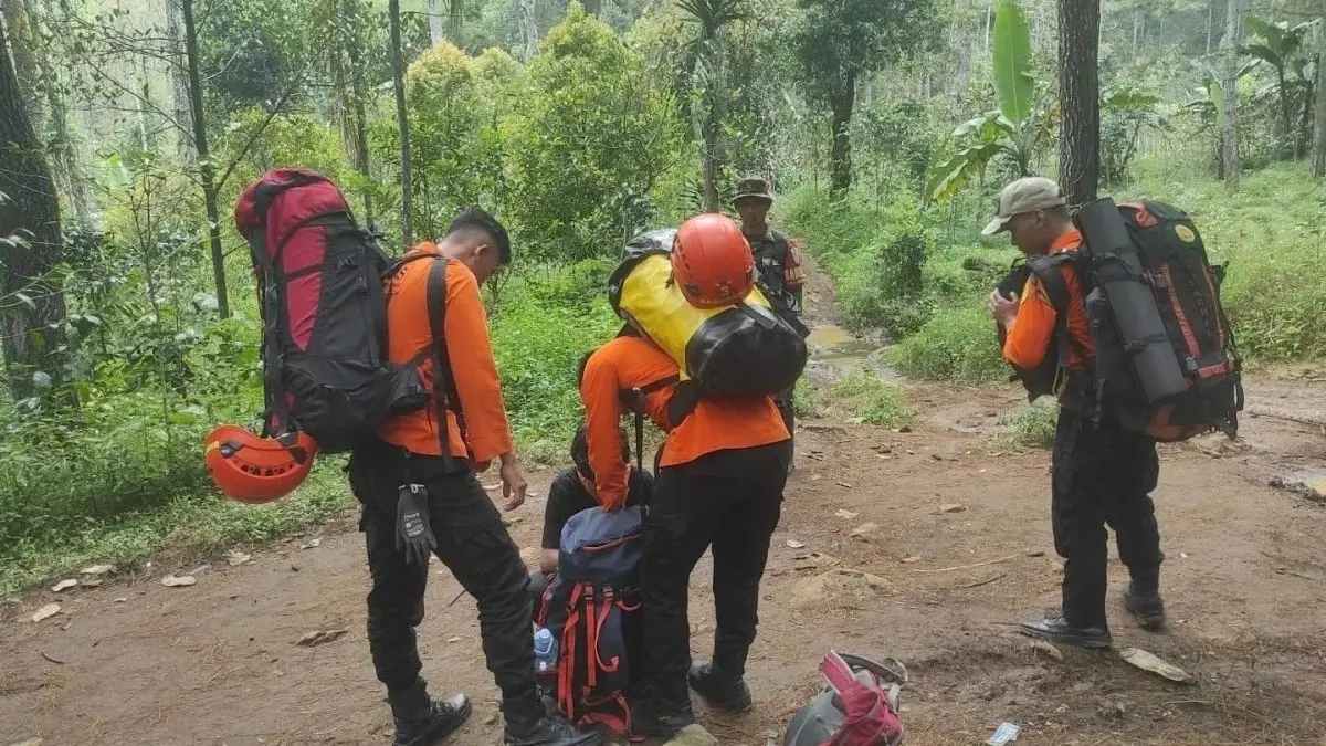 Tim SAR gabungan masih mencari mahasiswa ITB Arief Wibisono yang hilang kontak saat turun dari Gunung Puntang, Bandung. (Antara)