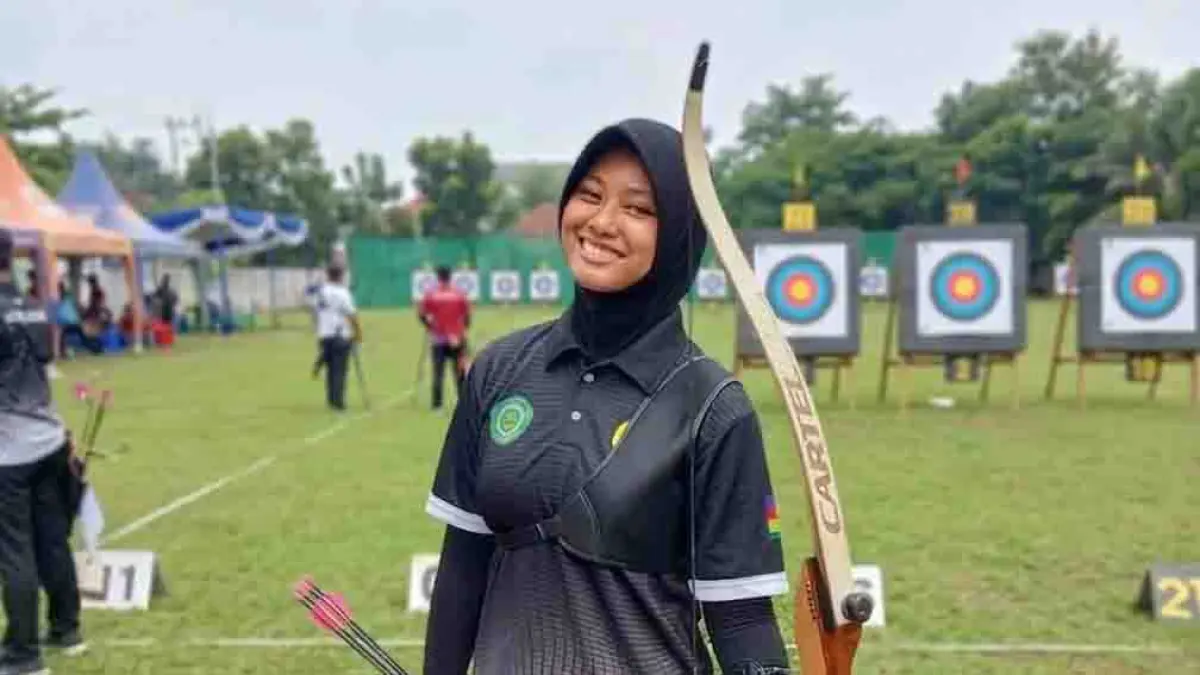 Aiko Augustia Funny, siswi SMPN 3 Banyuwangi, meraih Juara I Bhayangkara Invitational Archery Championship 2025 dan aktif di KKR sekolah.