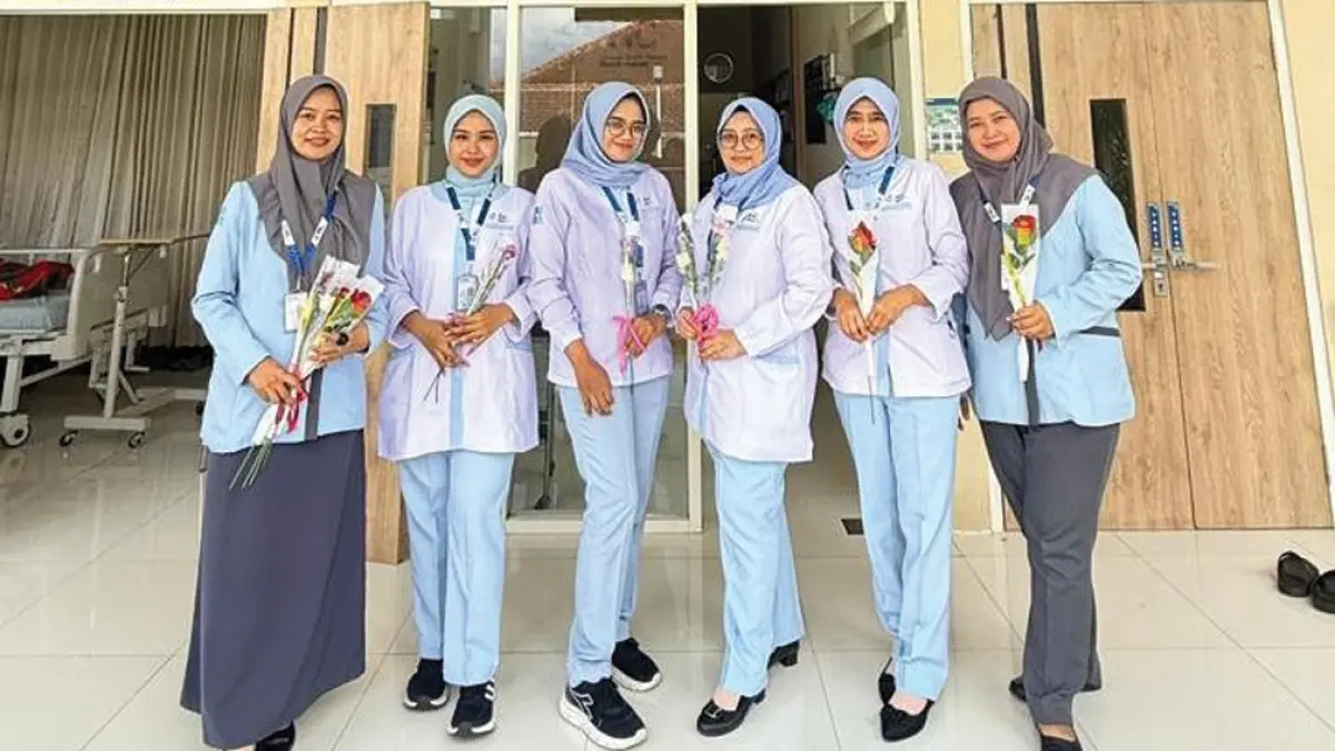 ANTUSIAS: Perawat Ruang Rawat Inap Lely sangat bersemangat menerima bunga pemberian dari manajemen RSU Bhakti Husada. (RSU Bhakti Husada for Radar Banyuwangi)