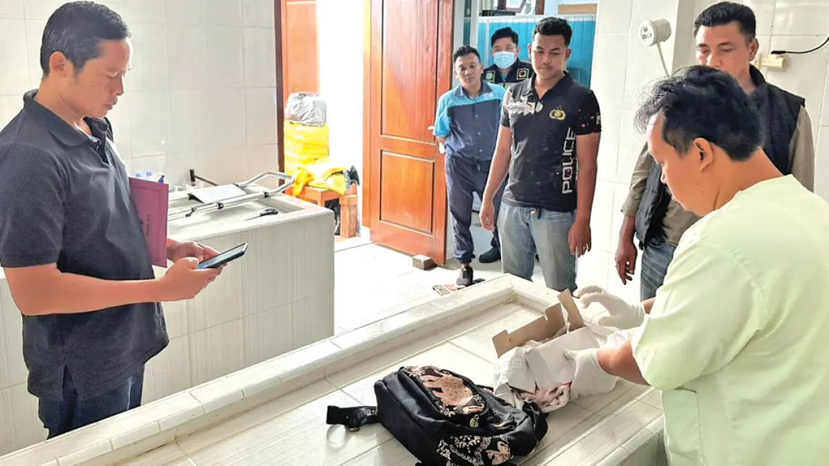 BAKAL DIOTOPSI: Jajaran Unit Reskrim Polsek Glenmore saat di Unit Kamar Jenazah RSUD Blambangan, Selasa (12/5). (Munir for Radar Banyuwangi)