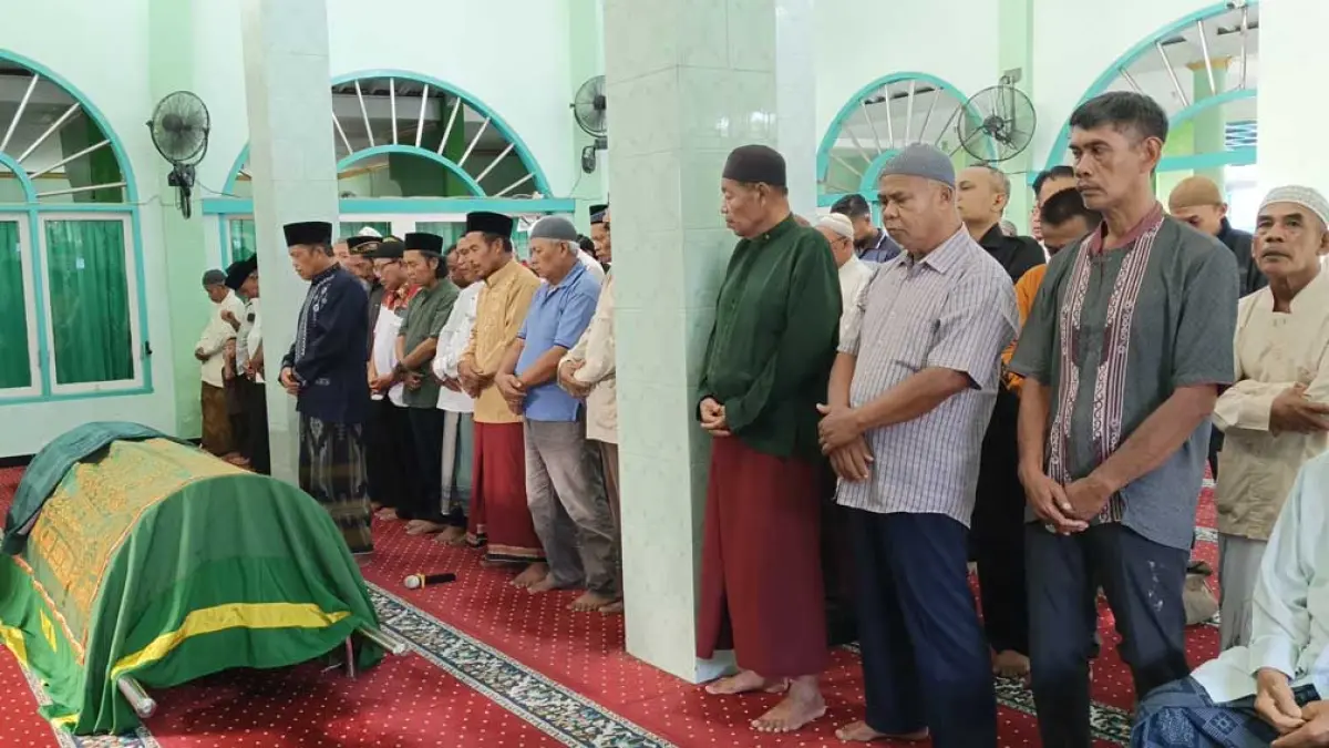 DIDOAKAN: Jenazah Agusta disalatkan di Masjid Al Mutaqqin, Perumahan Klatak, Kalipuro. Kolega dan teman-temannya ikut mengantar kepergian almarhum ke TPU setempat, Selasa (12/5) pukul 15.00. (Ksatriya Raya/Radar Banyuwangi)