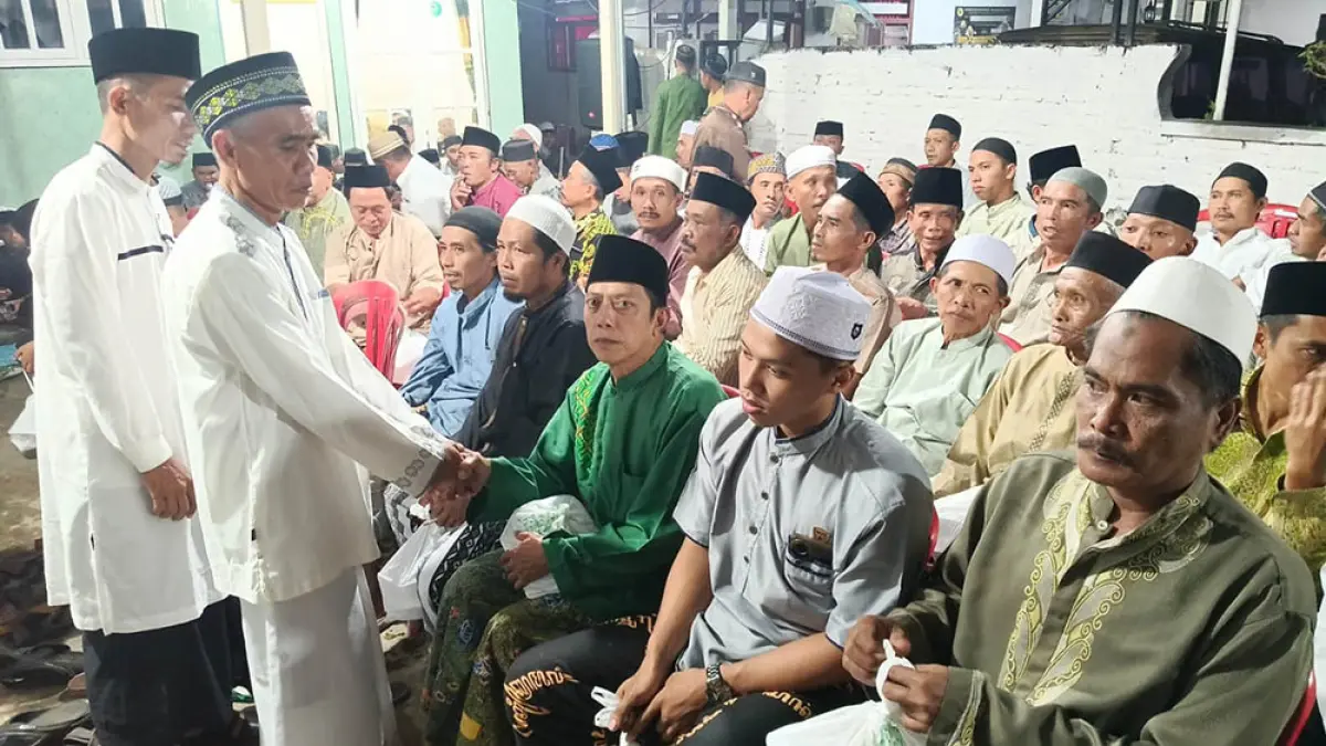 DIDOAKAN WARGA SEKAMPUNG: Osen, CALON jemaah haji asal Lingkungan Lerek, Kelurahan Gombengsari, Kecamatan Kalipuro, menggelar walimatul hajj tadi malam (11/5). (Toha/Radar Banyuwangi)