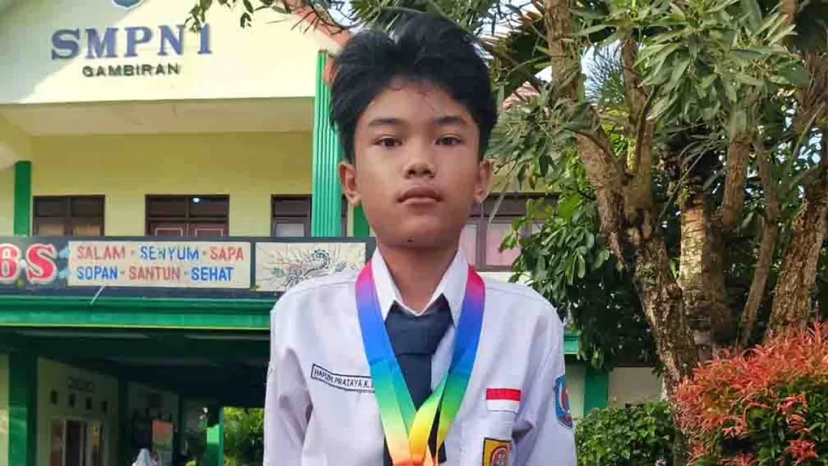 Hafizh Prataya Kevan siswa SMPN 1 Gambiran Banyuwangi raih juara pertama matematika Olimpiade Sains Nusantara Jenius 2.0 tingkat Jawa Timur.