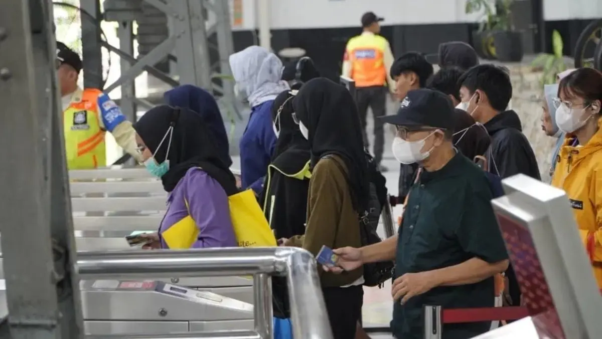 KAI Daop 1 Jakarta menambah sembilan perjalanan KA jarak jauh selama libur panjang Kenaikan Yesus Kristus. (Antara)