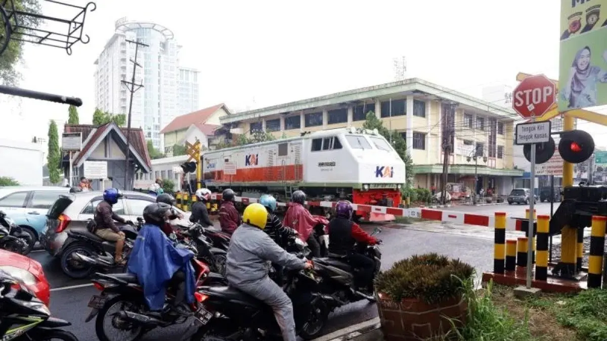 KAI mengingatkan pentingnya disiplin pengguna jalan di perlintasan sebidang. (Antara)
