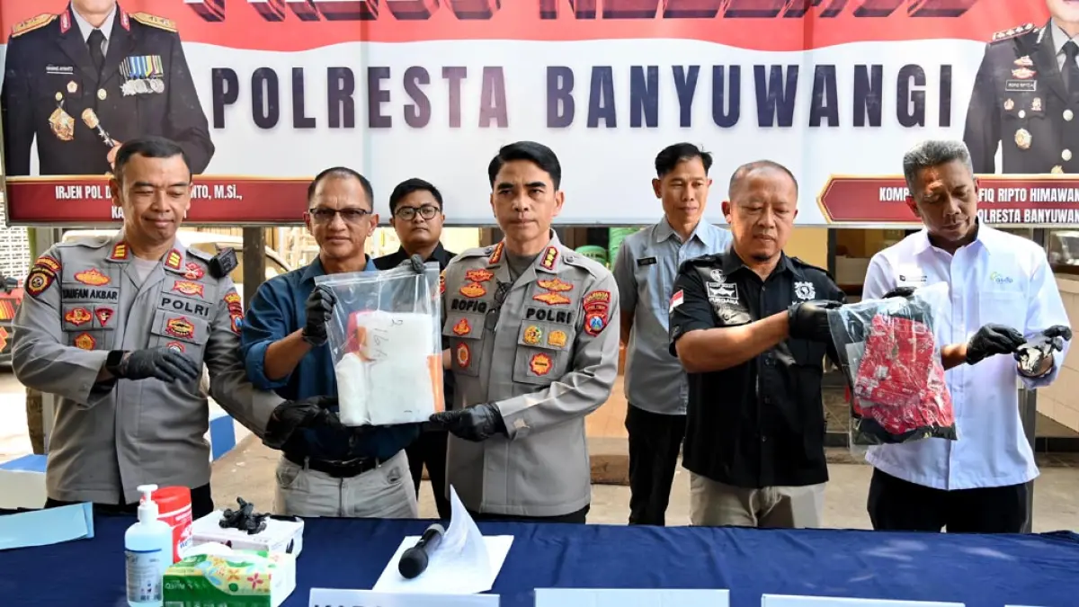 Kapolresta Kombespol Rofiq Ripto Himawan bersama stakeholder pelabuhan merilis pengungkapan kasus sabu-sabu 2 kg di markas KPPP Banyuwangi, Selasa (12/5). (Ramada Kusuma/Radar Banyuwangi)
