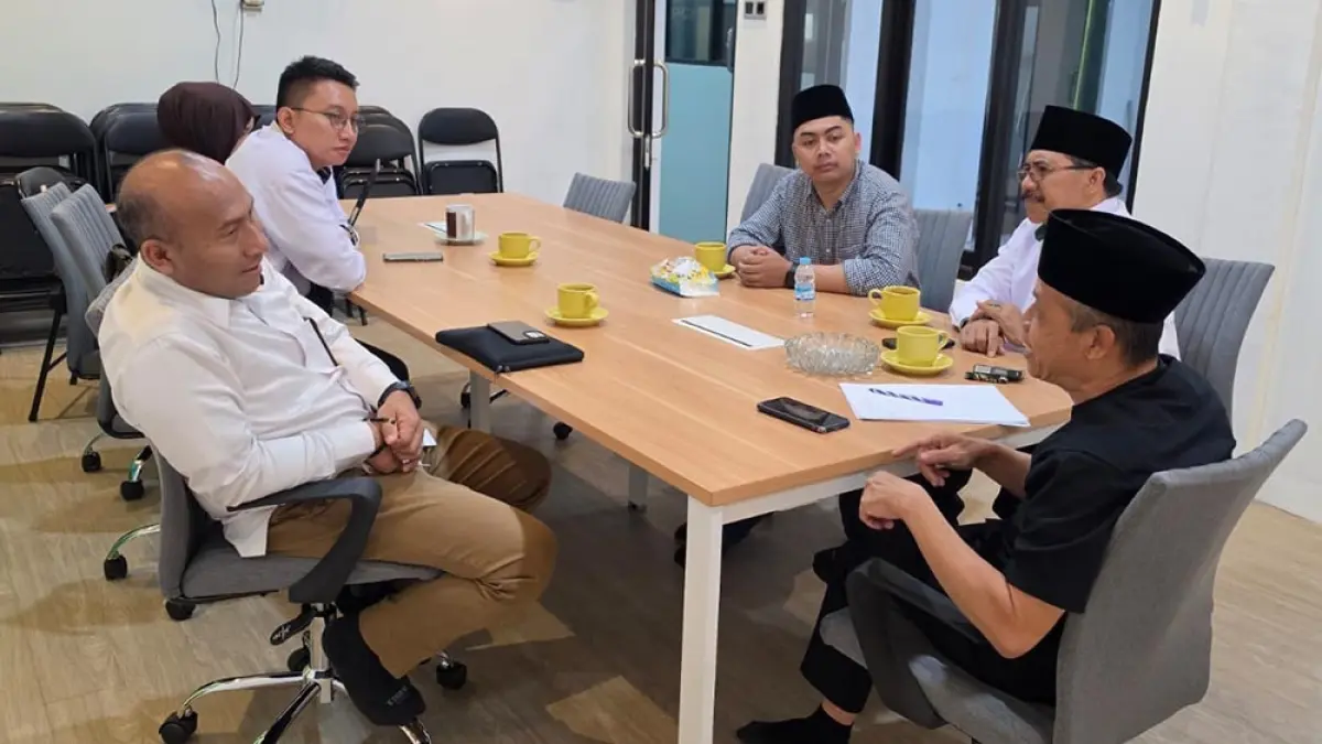 Kepala Balai Vokasi Banyuwangi Susanto silaturahmi ke kantor PCNU Banyuwangi. Bahas Pelatihan Santri dan UMKM bersama Ketua PCNU Achmad Turmudzi. (Syaifuddin Mahmud/Radar Banyuwangi)