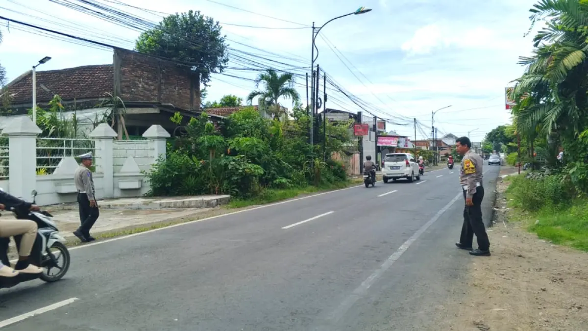 OLAH TKP: Anggota Lantas Polsek Muncar melakukan pemeriksaan di lokasi tabrakan antara truk dengan sepeda motor di Desa Kebaman, Kecamatan Srono, Senin (11/5). (Pepri Alfiyan for Radar Banyuwangi)