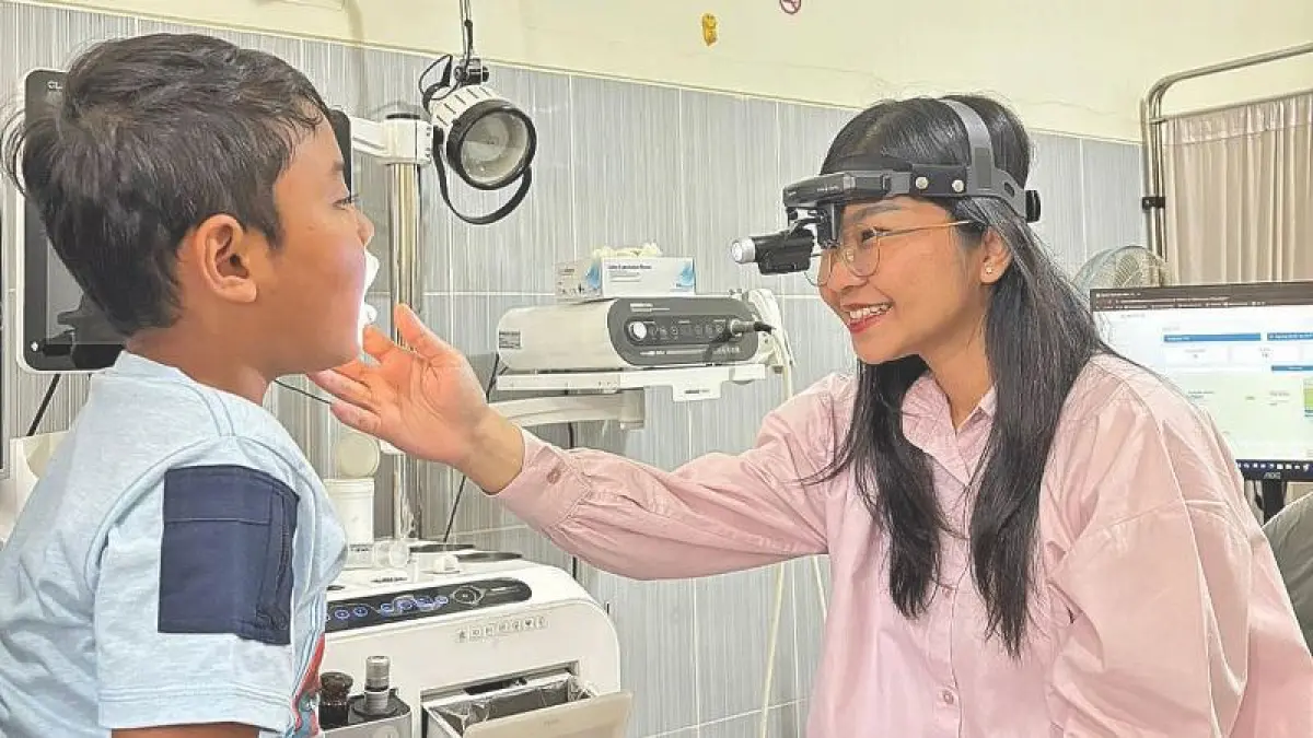 PEMERIKSAAN: Dokter Spesialis THTBKL memeriksa pasien anak di RSUD Genteng.(RSUD Genteng untuk Raba)