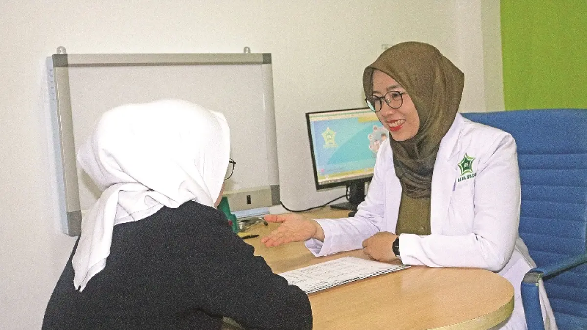 PENGARAHAN: Pasien berkonsultasi ke dokter spesialis penyakit dalam RS Al Huda.(RS AL huda untuk Raba)