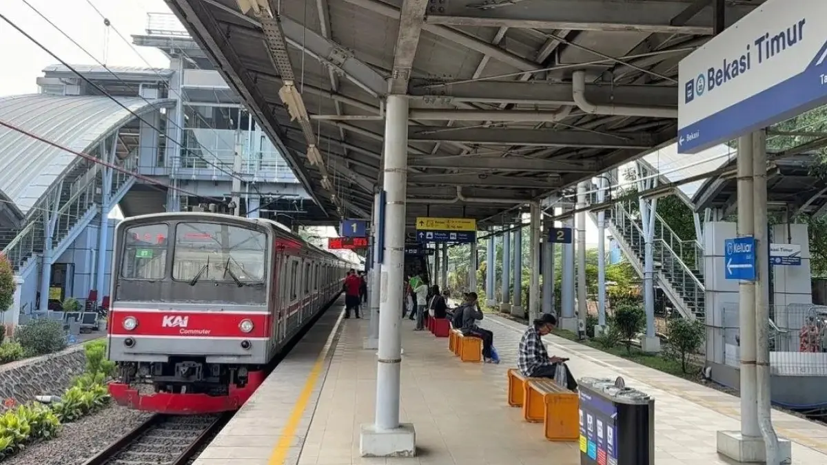 PT KAI terus memulihkan operasional Commuter Line lintas Cikarang dengan pembatasan kecepatan demi keselamatan. (Antara)