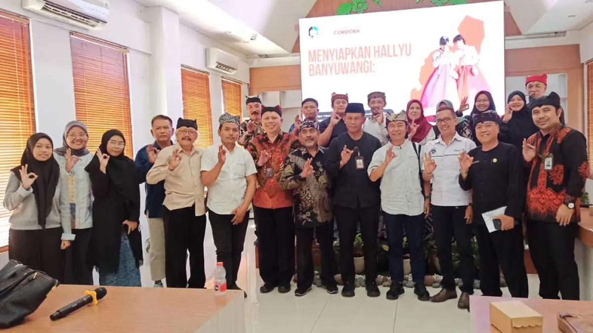 REMBUK: Kepala Bappeda Suyanto Waspo Tondo Wicaksono, Rektor UI Corboba Banyuwangi Prof Agus Trihartono, Dewan Pengarah DKB Samsudin Adlawi, bersama para peserta diskusi di aula kantor Bappeda, Selasa (12/5). (Sigit Hariyadi/Radar Banyuwangi)