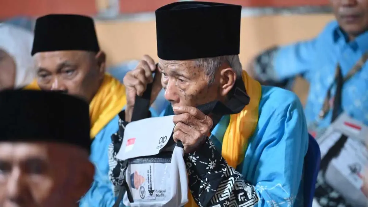 RISTI: Seorang CJH berusia lansia yang tergabung kloter 84 dan 85 menunggu keberangkatan di depan kantor KBIH Sabilillah, Selasa sore (12/5). (M Ksatria Raya/Radar Banyuwangi)