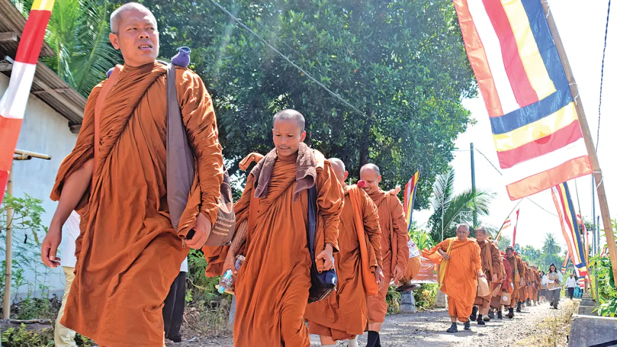 SEBARKAN PERDAMAIAN: Usai singgah dan bermalam di Candi Manggala, Desa Yosomulyo, Kecamatan Gambiran, rombongan Biksu Thudong melanjutkan perjalanan ke Pasuruan Selasa (12/5). (Zamrozi Wahyu/Radar Banyuwangi)