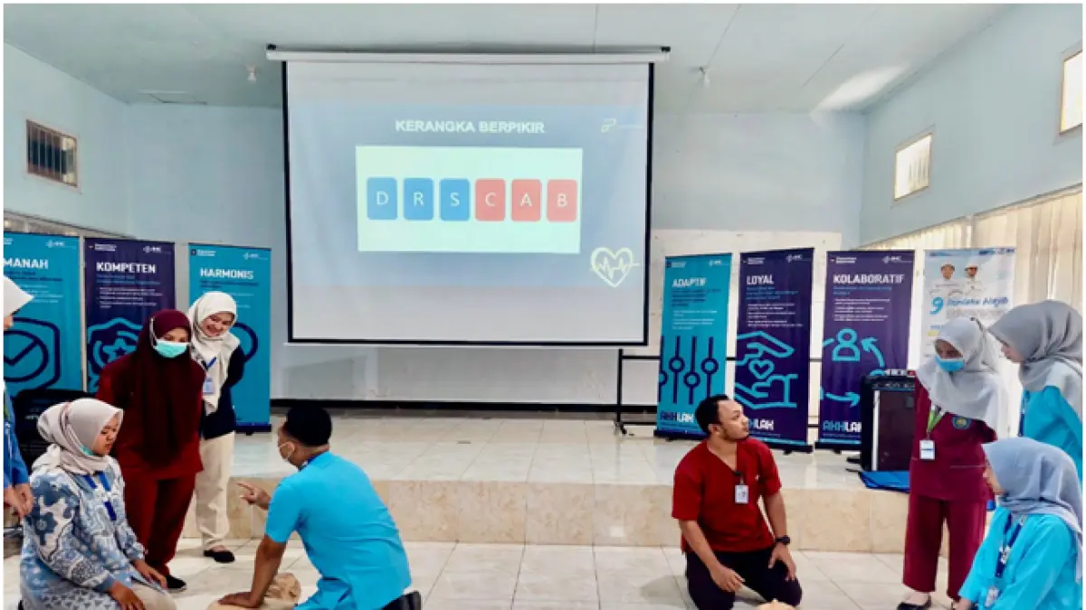 TERAMPIL : Petugas kesehatan RSU Bhakti Husada sedang melakukan inhouse training praktik pelaksanaan BHD di aula Diklat RSU Bhakti Husada.(Rustida untuk Raba)