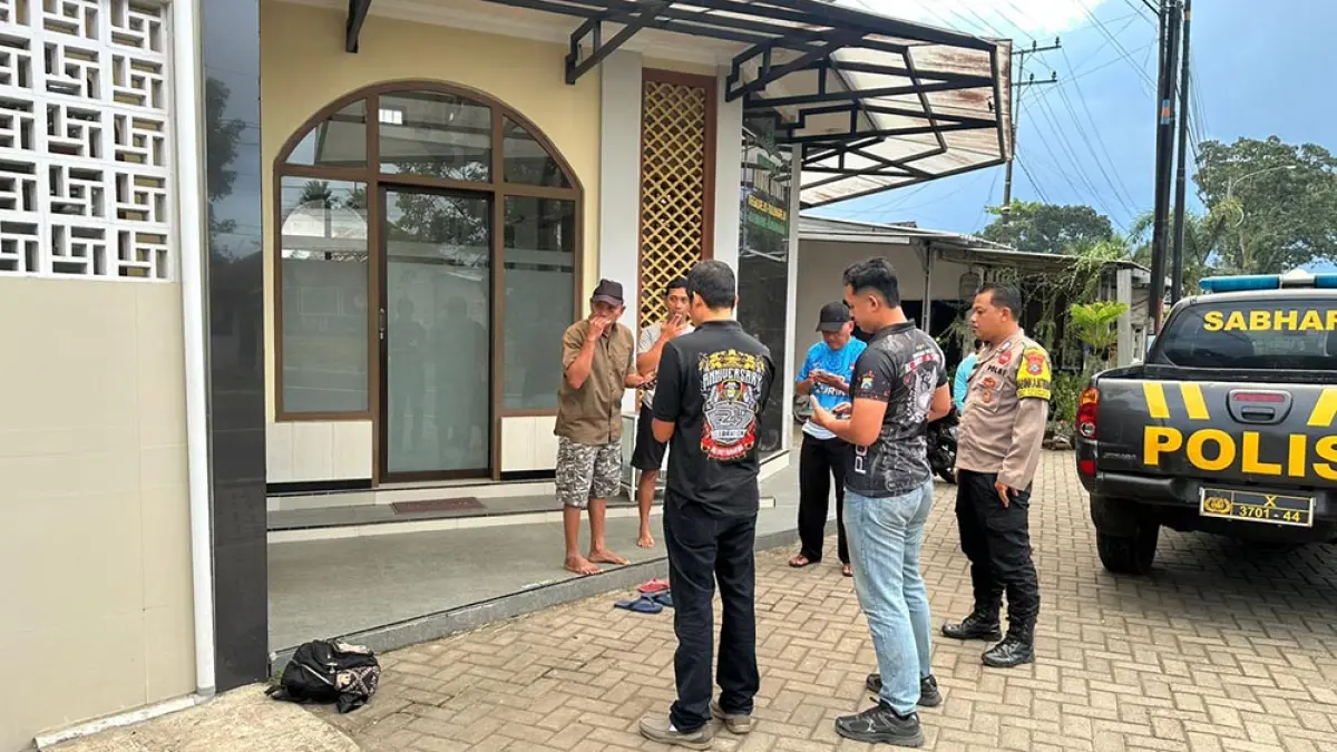 Warga Glenmore Banyuwangi geger menemukan janin bayi laki-laki dalam tas ransel di toilet mushola, lengkap dengan surat dan uang Rp100 ribu. (Humas Polresta Banyuwangi)