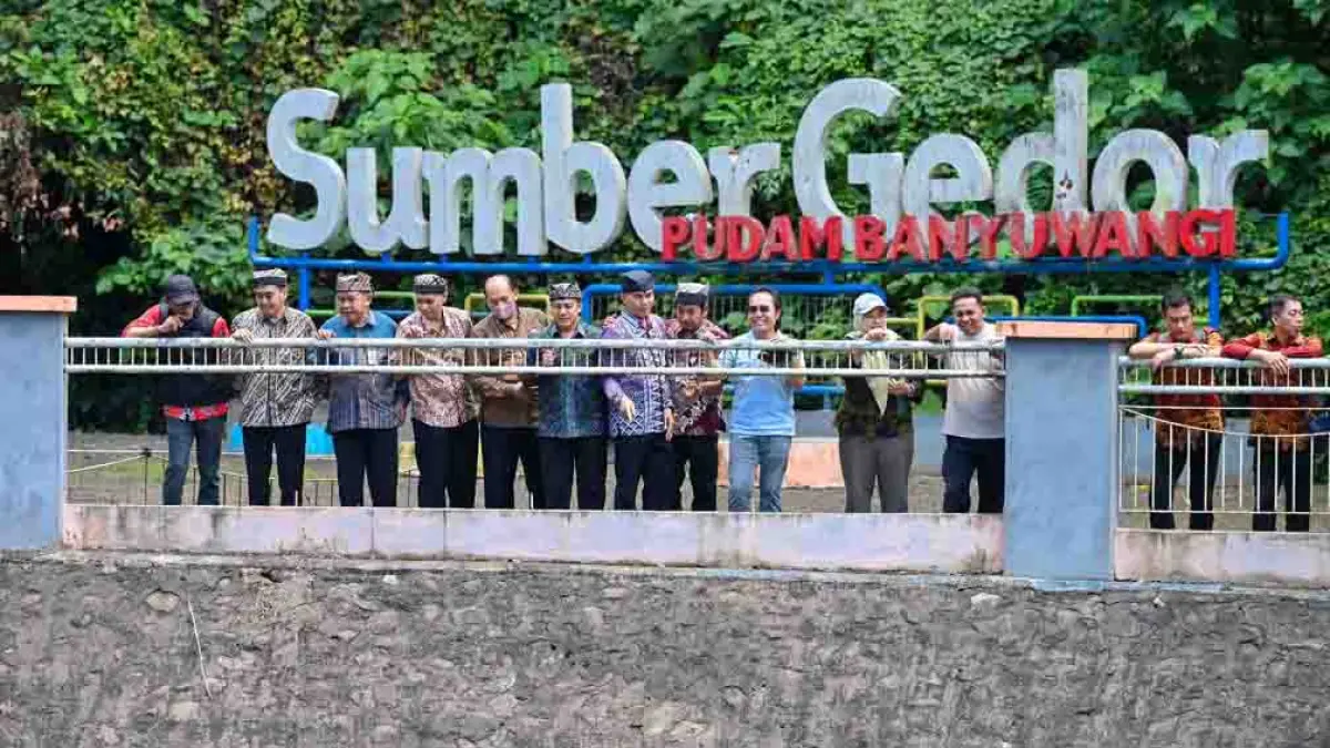 WISATA EDUKASI: Direktur utama PUDAM Abd Rahman, Disrektur Radar Banyuwangi Samsudin Adlawi, serta perwakilan lintas SKPD saat meninjau Sumber Gedor beberapa hari lalu. (Ramada Kusuma/Radar Banyuwangi)