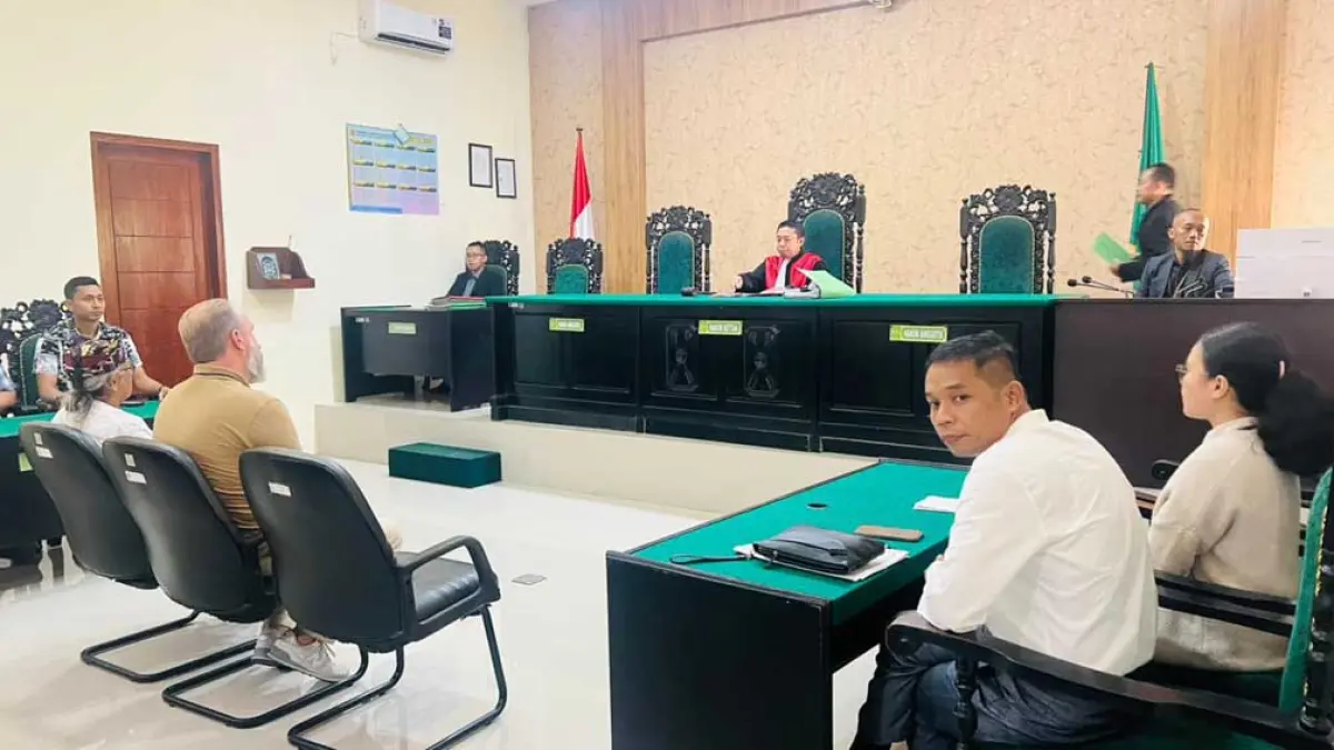WNA Rusia Andrey Fadeev divonis denda Rp 2 juta dalam sidang tipiring kasus penganiayaan di Pantai Marina Boom Banyuwangi. (Bagus Rio/Radar Banyuwangi)