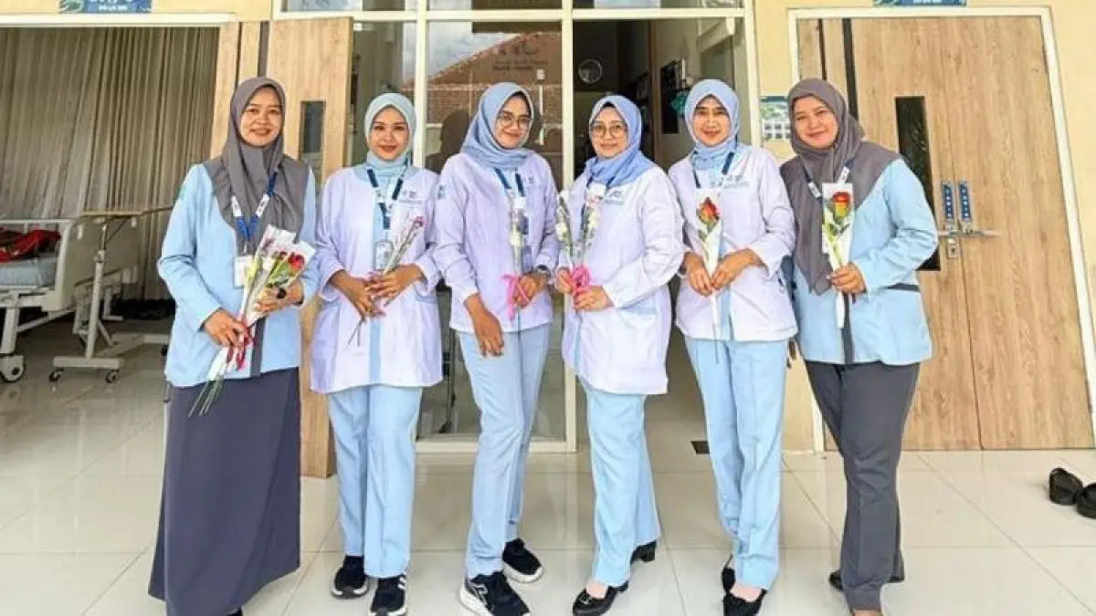 ANTUSIAS : Perawat Ruang Rawat Inap Lely sangat bersemangat menerima bunga pemberian dari manajemen RSU Bhakti Husada.(Rustida untuk Raba)