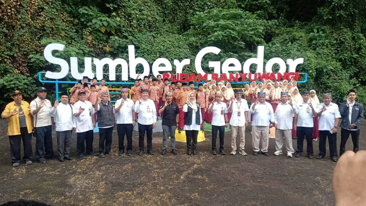 Bupati Ipuk meluncurkan Wis Esa Sik Adi di Sumber Gedor Banyuwangi untuk edukasi lingkungan dan konservasi air bagi siswa usia dini. (Ali Sodiqin/Radar Banyuwangi)
