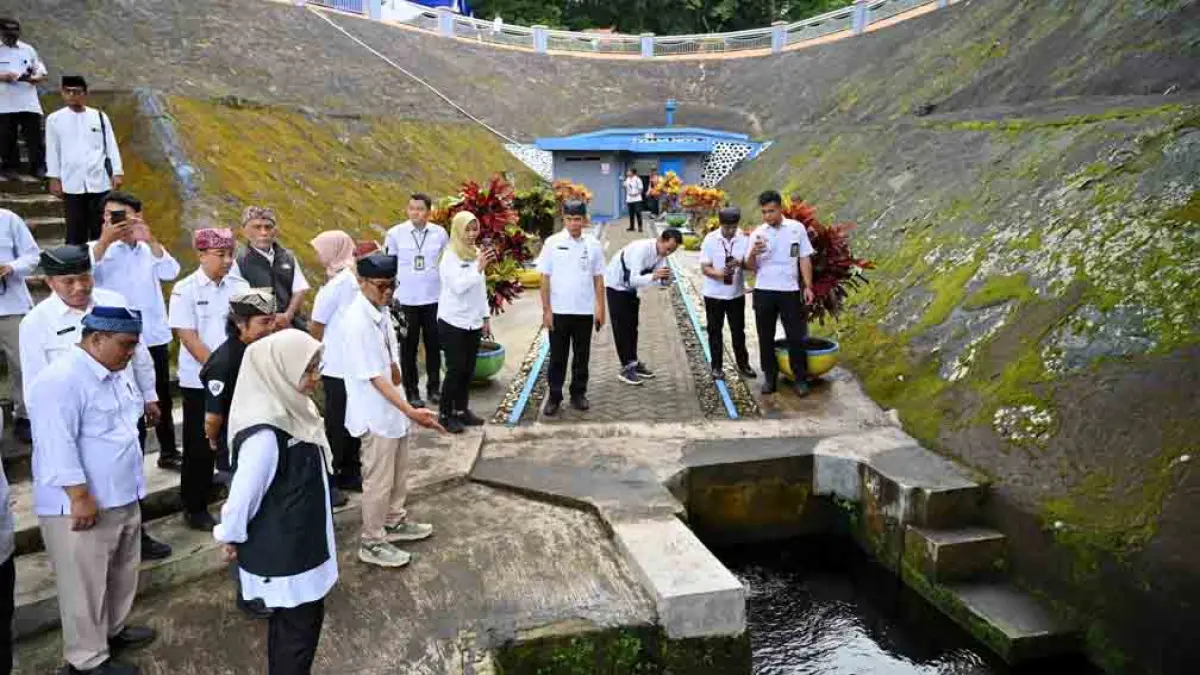 DIBANGUN SEJAK 1926: Dirut PUDAM Abd Rahman menjabarkan sejarah Sumber Gedor kepada Bupati Ipuk Fiestiandani. (Ramada Kusuma/Radar Banyuwangi)