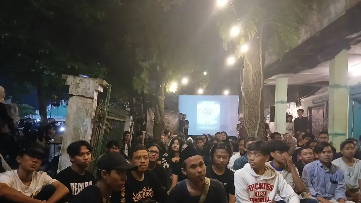 KONDUSIF: Acara nonton bareng film dokumenter ‘’Pesta Babi’’ di Blora diikuti pelajar, guru, aktivis, hingga mahasiswa asal Papua. (RAHUL OSCARRA DUTA/RDR.BJN)