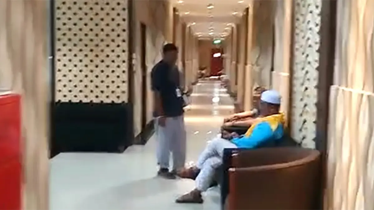 LANGSUNG ISTIRAHAT: Jamaah haji Banyuwangi Kloter 85 tiba di Asrama Haji Sukolilo Surabaya dan dijadwalkan berangkat ke Tanah Suci pukul 03.20 WIB.