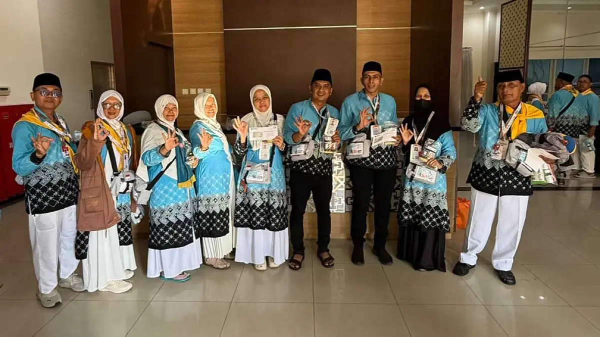 LEGA: Calon jemaah haji kloter 85 menunjukkan kartu nusuk, pasport, visa dan living cost saat berada di Asrama Haji Sukolilo. (Yusi Teguh for Radar Banyuwangi)