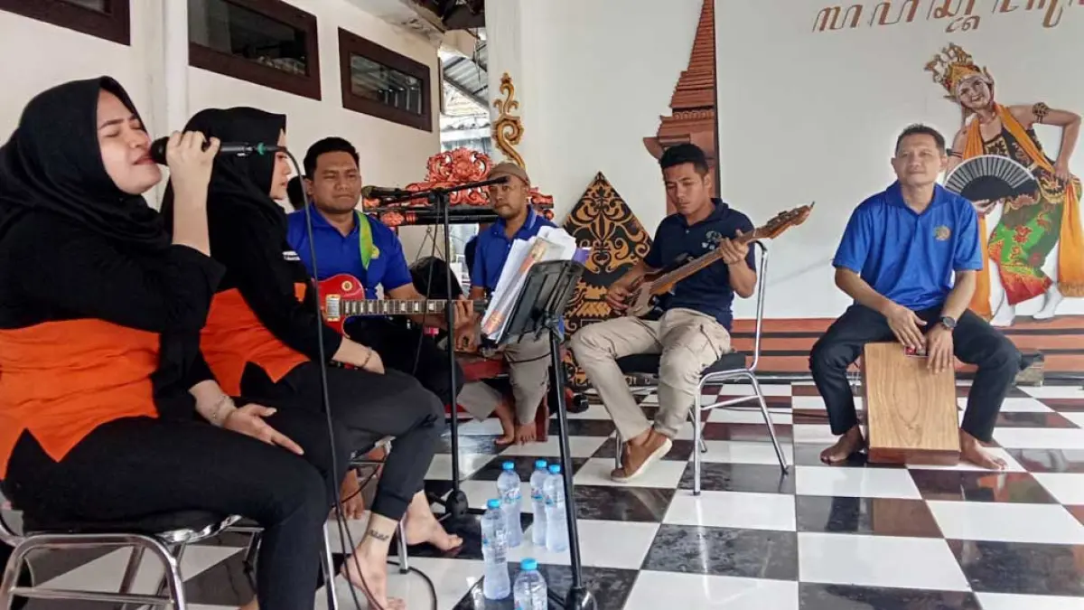 Mantan Kades Aliyan Anton Sujarwo (kanan) gabung Jeruji Akustik Lapas Banyuwangi. Musik jadi media pembinaan dan ekspresi warga binaan. (Bagus Rio/Radar Banyuwangi)