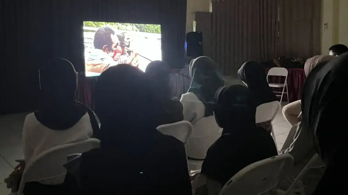 NOBAR: Aksi pelajar di HST nonton bareng film dokumenter Pesta Babi. (Radar Banjarmasin)