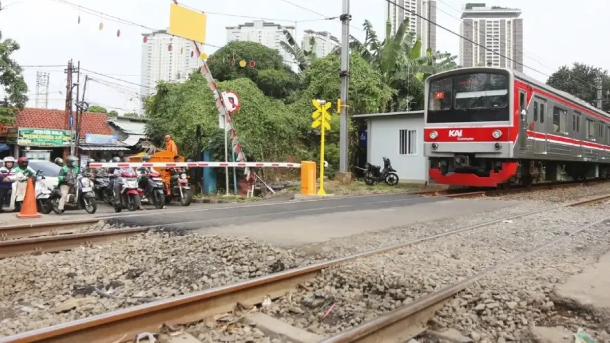 Pemkot Jakarta Selatan mulai menyosialisasikan penutupan perlintasan kereta api liar di jalur Tebet–Cawang. (JawaPos.com)