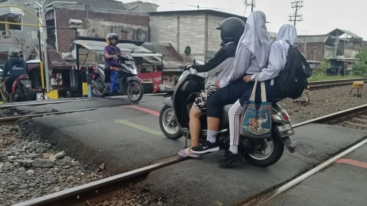 Pengamat transportasi dan DPR RI mendesak penutupan perlintasan liar di jalur kereta api karena berisiko tinggi memicu kecelakaan. (Radar Surabaya)
