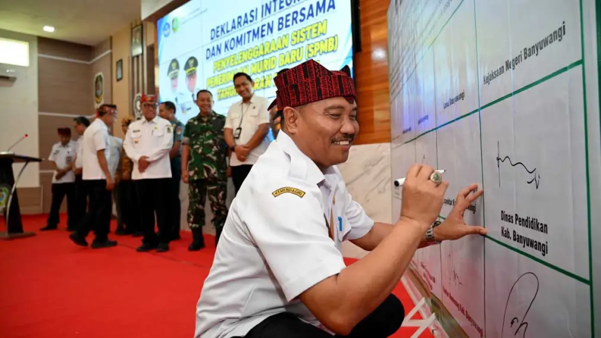 Plt Kadispendik Banyuwangi Alfian ikut menandatangani deklarasi SPMB yang transparan, objektif, dan bebas dari gratifikasi di Aula Dharma Wiyata Dispendik Banyuwangi, Rabu (13/5). (Ramada Kusuma/Radar Banyuwangi)
