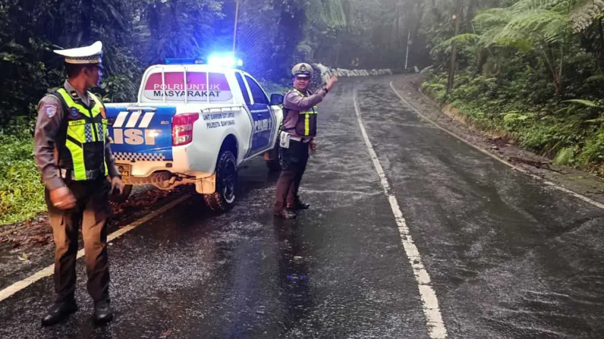 Satlantas Banyuwangi cek jalur rawan kecelakaan menuju Kawah Ijen jelang long weekend. Wisatawan diimbau cek kendaraan dan fisik. (Pepri for Radar Banyuwangi)