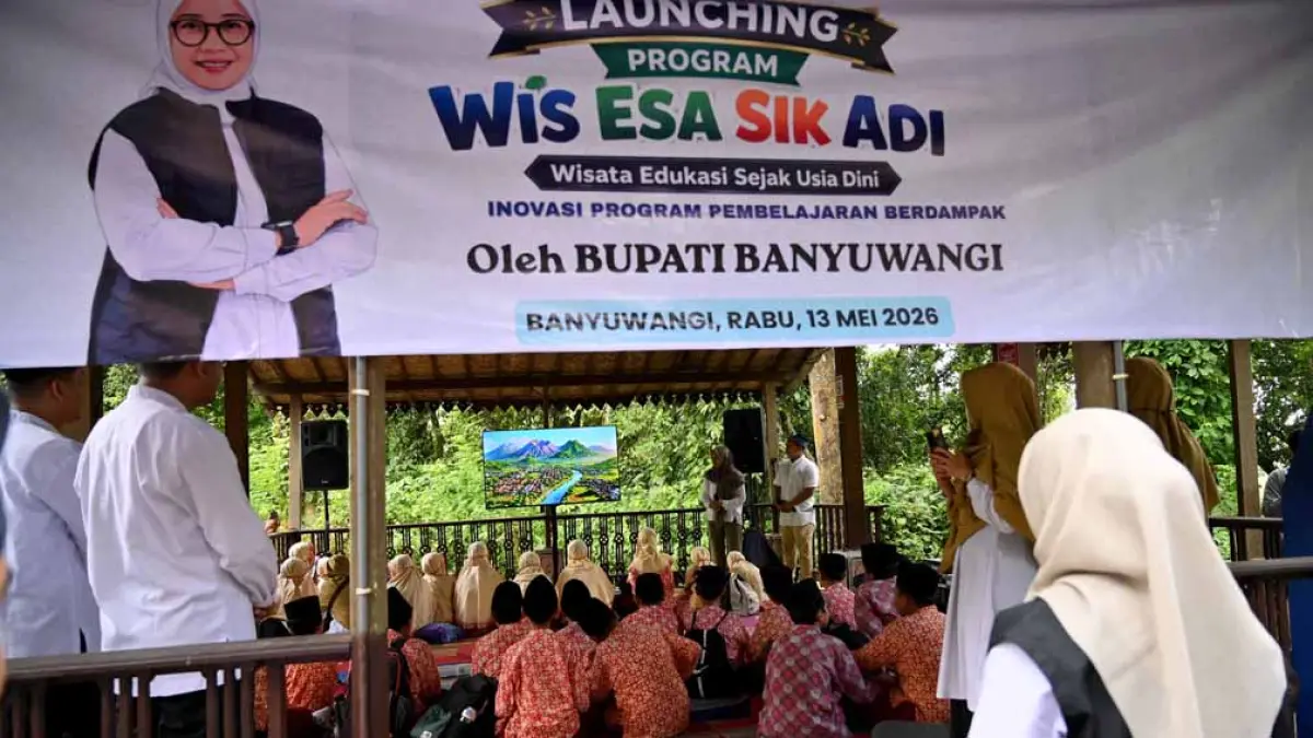 TAMBAH WAWASAN: Selain melihat dari dekat Mata Air Gedor, para siswa juga mendapat bekal materi dari Dinkes dan DLH petingnya air sehat serta pentingnya merawat lingkungan. (Ramada Kusuma/Radar Banyuwangi)