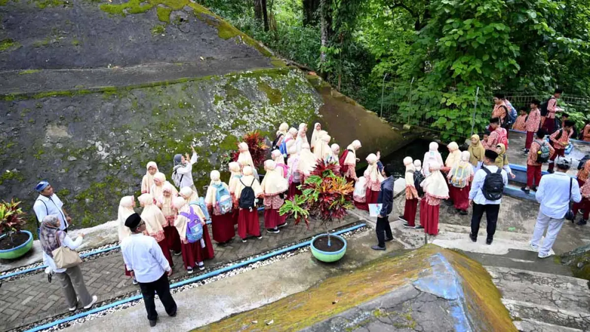 75 siswa SDIT Al Uswah 2 Banyuwangi belajar pengelolaan air bersih di Sumber Gedor dan takjub merasakan air sedingin kulkas. (Ramada Kusuma/Radar Banyuwangi)