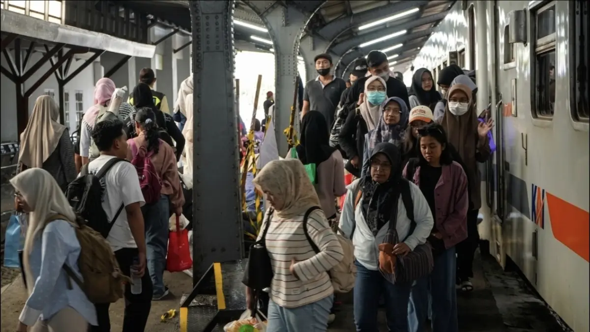 Animo masyarakat menggunakan kereta api selama libur panjang Kenaikan Yesus Kristus melonjak. (KAI)