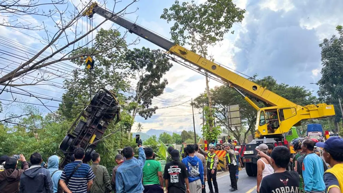 JADI TONTONAN: Proses evakuasi Truk nopol S 9316 UW yang tercebur sungai saat melintas di Jalan Raya Jember, Desa Tulungrejo, Kecamatan Glenmore, Rabu sore (13/5). (Salis Ali/Radar Banyuwangi)