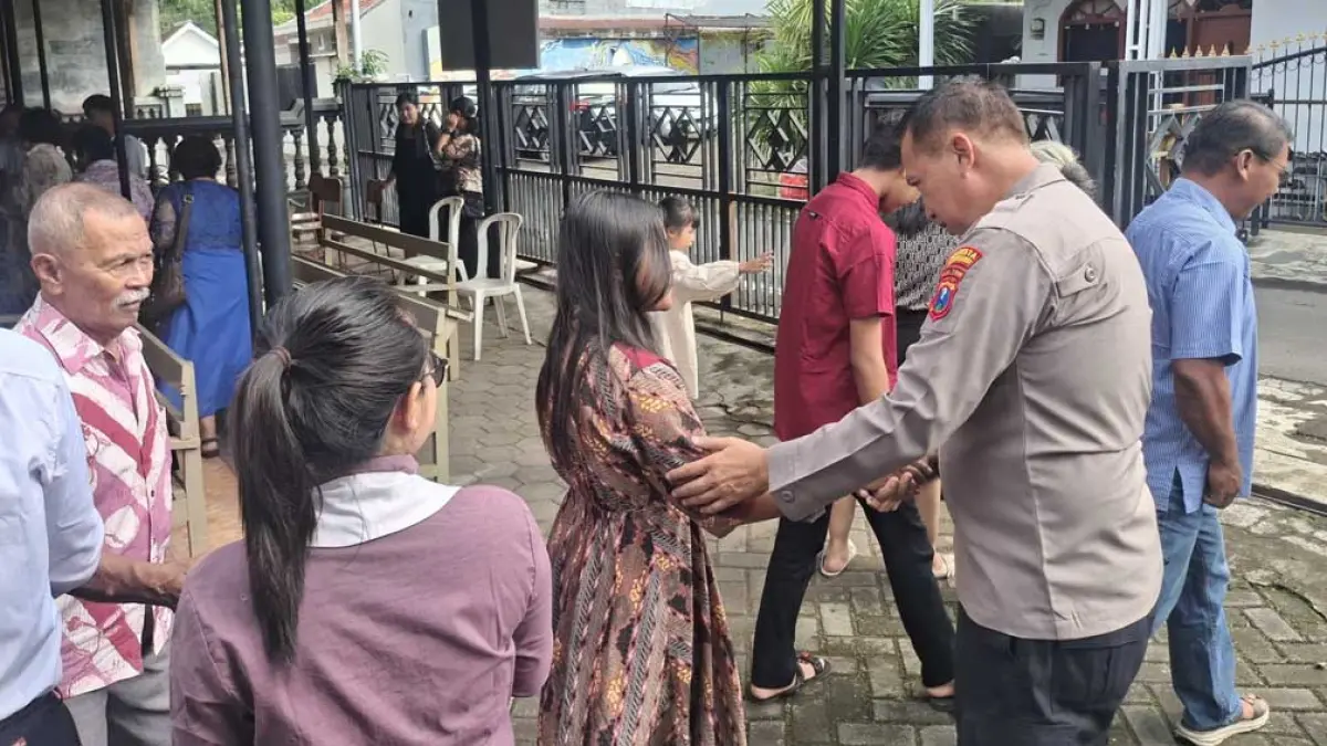 JAGA KEAMANAN: Personel melakukan pengamanan pelaksanaan kebaktian Kenaikan Yesus Kristus di salah satu gereja di Kecamatan Genteng, Kamis (14/5). (Edy for Radar Banyuwangi)