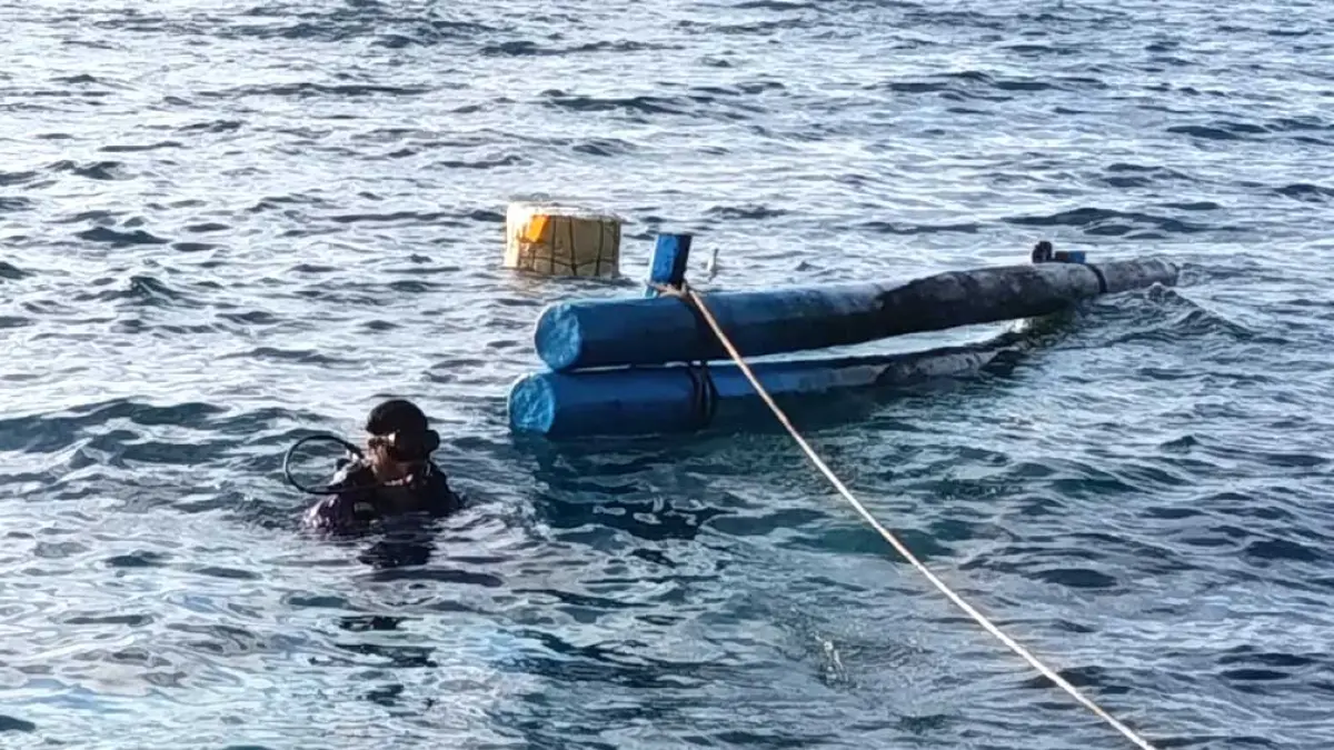 KECELAKAAN LAUT: Perahu nelayan terbalik di perairan Perpat, Desa Kalipait, Kecamatan Tegaldlimo, usai dihantam ombak pada Rabu sore (13/4). (Marjun for Radar Banyuwangi)