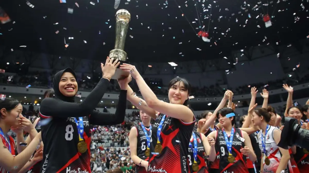 Megawati Hangestri Pertiwi dan Yeum Hye-seon dalam laga persahabatan melawan tim voli putri Indonesia di Indonesia Arena Jakarta. (Kemenpora.go.id)