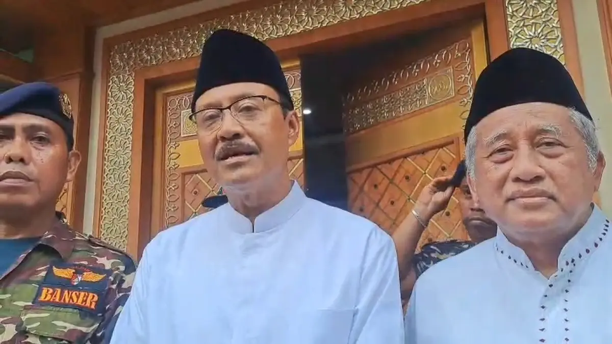 Mensos Gus Ipul mencopot sementara dua pejabat Kemensos terkait kasus dugaan markup sepatu Sekolah Rakyat. (Novia Herawati/ JawaPos.com)