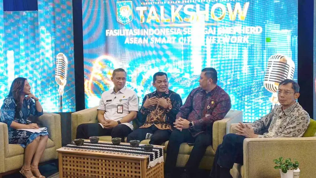 BERBAGI PENGALAMAN: Asisten Administrasi Umum Pemkab Banyuwangi Budi Santoso memaparkan perkembangan Smart Kampung dalam rakor Persiapan The 9th ASEAN Smart Cities Network (ASCN) Annual Meeting Philipines di Jakarta pada Rabu (13/5). (Dini for Radar Banyuwangi)