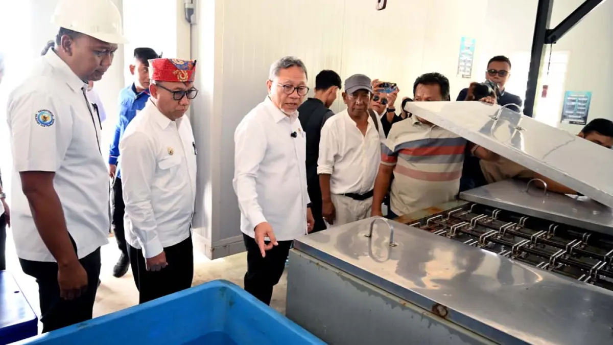 PABRIK ES PORTABEL: Menko Pangan Zulfikli Hasan saat meninjau fasilitas Kampung Nelayan Merah Putih di Kelurahan Letang, Banyuwangi kemarin (14/5). (Ramada Kusuma/Radar Banyuwangi)